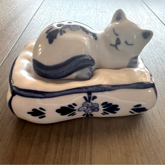 DELFT | Blue and White Ceramic Cat Salt and Pepper Shaker 🧂🐱 - Picture 1 of 9